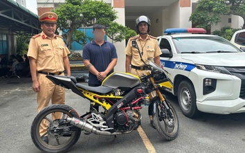 TP.HCM: Thanh niên lái mô tô buông cả hai tay bị xử lý hàng loạt lỗi vi phạm
