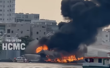 Du thuyền bốc cháy dữ dội trên sông Sài Gòn