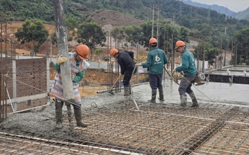 Giữa giá rét 10°C, hàng trăm công nhân tăng ca, bám tiến độ dự án trường nội trú Phong Thổ