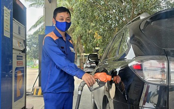 Giá xăng giảm mạnh, RON 95 về sát 18.500 đồng/lít