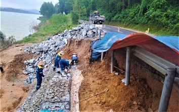 Huế: Nỗ lực gia cố rọ đá, khắc phục sạt lở quốc lộ 49