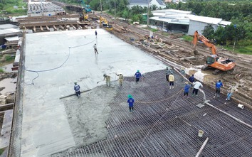 Đang di dời đường điện cao thế trên cao tốc Cao Lãnh - An Hữu