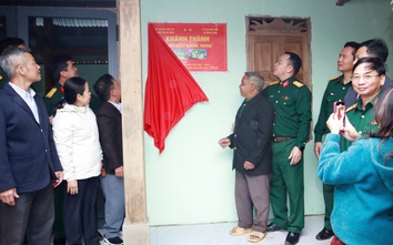 Bộ Chỉ huy quân sự Đà Nẵng bàn giao căn nhà xây mới đầu tiên trong Chiến dịch Quang Trung