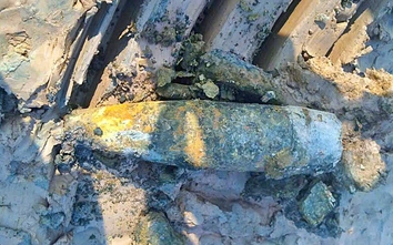 Cà Mau: Cải tạo ao tôm, người dân phát hiện đầu đạn pháo