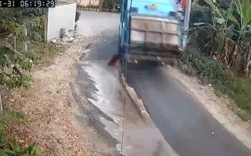 TP.HCM: Xác minh tài xế xe chở rác xả nước thải ra đường