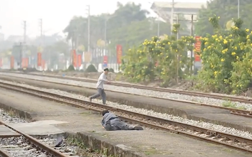 Hành động nhanh như chớp của trưởng ga cứu người trước đoàn tàu đang tới