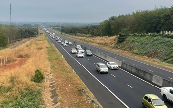 Dòng xe ùn ùn trên cao tốc từ miền Nam hướng ra miền Trung để về quê