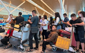 Cửa ngõ TP.HCM và sân bay Tân Sơn Nhất ken đặc người, xe cận Tết