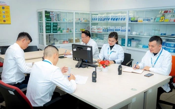 Ngược dòng người về ăn Tết: Những blouse trắng giữ bình yên cho mỗi chuyến bay