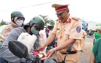 CSGT Lâm Đồng phát 200 phần quà hỗ trợ người dân về quê ăn Tết