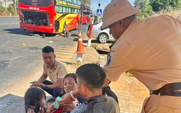 CSGT Quảng Ngãi kịp thời hỗ trợ hành khách khi xe đường dài gặp sự cố