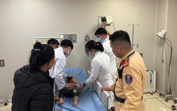 CSGT Lào Cai dùng xe công vụ đưa cháu bé gặp nạn đi cấp cứu kịp thời