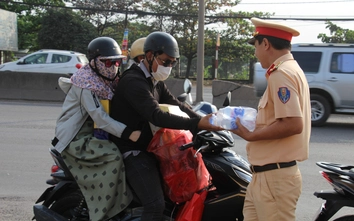 CSGT trao nước mát, khăn lạnh cho dòng người hối hả về quê đón Tết