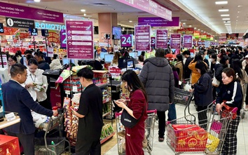 Siêu thị ở TP.HCM đông người sắm Tết, chợ truyền thống trầm lắng ngày 26 tháng Chạp
