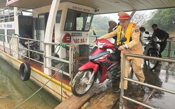 Cảnh sát giao thông Lào Cai đồng hành cùng người dân về quê ăn Tết