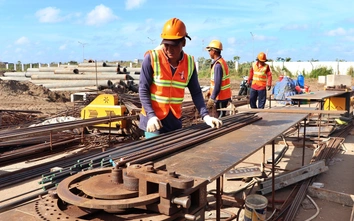 Công trường thi công Bệnh viện Đa khoa Cà Mau 1.200 giường không ngơi nghỉ ngày cận Tết