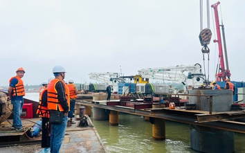 Khi phố phường rộn ràng đón Tết, nhịp búa máy vẫn vang trên cầu Ngọc Hồi