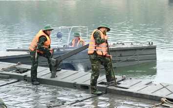 Cận cảnh Lữ đoàn 249 Binh chủng Công binh lắp đặt cầu phao qua sông Lô
