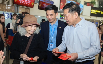 Bộ trưởng Trần Hồng Minh trao lì xì, gửi lời chúc đầu xuân tới hành khách chiều 29 Tết