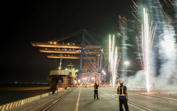 Cảng biển tất bật làm hàng xuyên Tết