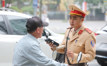 Hà Nội: CSGT xử phạt nhiều người vi phạm nồng độ cồn ngày mùng 1 Tết, có cả tài xế xe buýt