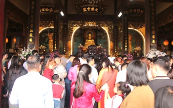 Người dân đổ về ngôi chùa nổi tiếng nhất Đà Nẵng sáng mùng 2 Tết