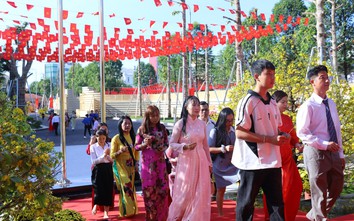 Người dân xếp hàng dâng hương nhà thờ Bác Hồ tại Tỉnh ủy Đồng Nai