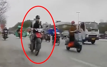 Vừa lái xe máy vừa dùng điện thoại, nam thanh niên gây tai nạn