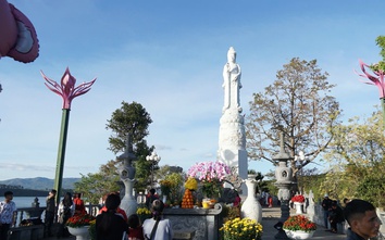 Tấp nập khách du Xuân thắng cảnh "đôi mắt Pleiku"