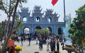 Du khách đổ về đền Tranh tăng đột biến ngay những ngày đầu năm mới