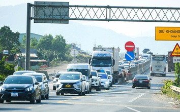 Ô tô đổ dồn về cao tốc Hòa Liên - Túy Loan cuối kỳ nghỉ Tết
