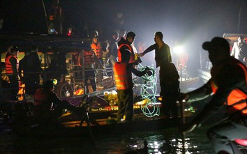 Lặn sâu 12m trong nước lạnh tìm kiếm 6 nạn nhân mất tích vụ lật tàu trên hồ Thác Bà