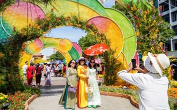 TP.HCM: Các điểm vui chơi, nhà ga metro đông nghẹt ngày mùng 5 Tết