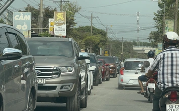 Dòng xe từ biển trở lại thành phố, cửa ngõ Đồng Nai ùn ứ mùng 5 Tết
