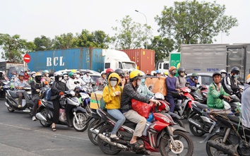 Mùng 5 Tết, sân bay Tân Sơn Nhất phục vụ gần 170.000 khách, giao thông "nóng" trở lại