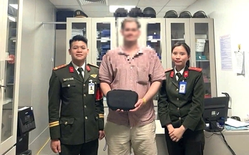 Huế: Trao trả túi xách chứa nhiều tài sản bỏ quên ở sân bay Phú Bài