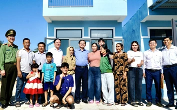 Phó Thủ tướng Hồ Quốc Dũng kiểm tra kết quả xây dựng nhà trong "Chiến dịch Quang Trung"