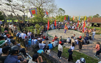 Người dân, du khách Huế nô nức xem hội vật truyền thống ở làng Thủ Lễ