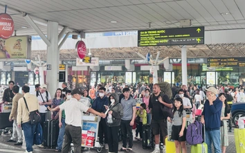 Khách qua sân bay Tân Sơn Nhất đông kỷ lục ngày cuối nghỉ Tết