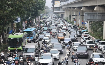 Xe cộ nhích từng mét, Hà Nội ùn tắc diện rộng sau Tết Nguyên đán