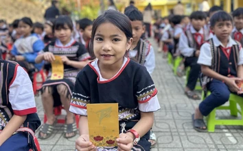 Thầy cô giáo chung tay góp tiền lì xì cho học sinh miền núi Đà Nẵng đến trường