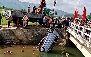 Gia Lai: Phát hiện 2 nạn nhân tử vong gần chiếc ô tô chìm dưới mương nước