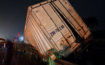 Hà Nội: Va chạm tàu hỏa ở Ngọc Hồi, ô tô tải bị vò nát đầu, hất văng 100 mét