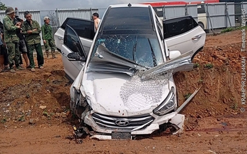 Ô tô con văng khỏi cao tốc Nội Bài - Lào Cai, hai người bị thương nặng