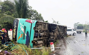 Xe khách lật trong mưa lớn, 1 người tử vong, 2 người bị thương