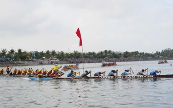 Người dân, du khách Đà Nẵng sôi nổi theo dõi giải đua thuyền ở biển Cửa Đại, Hội An