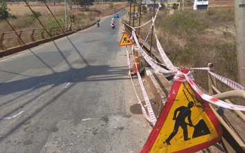 Gia Lai: Truy tìm ô tô đâm hỏng lan can cầu rồi rời đi