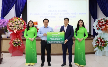 Vietcombank hỗ trợ 1 tỷ đồng thiết bị y tế, trao 200 suất quà tại Hóc Môn và Củ Chi