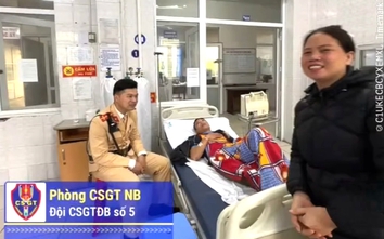 CSGT Ninh Bình dùng xe tuần tra đưa bệnh nhân đột quỵ đi cấp cứu kịp thời