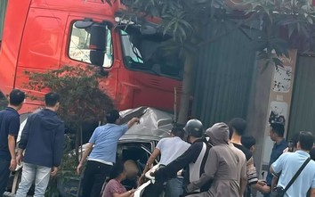 Xe đầu kéo va chạm ô tô con, lao lên vỉa hè tông người đàn ông ngồi bên đường tử vong 